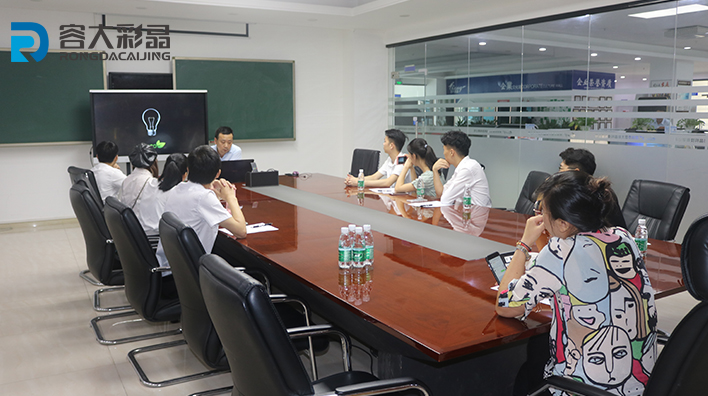 Rongda Colour Crystal Technology Director trains customer team on the software and hardware usage of multi-media touch-in-one machine！