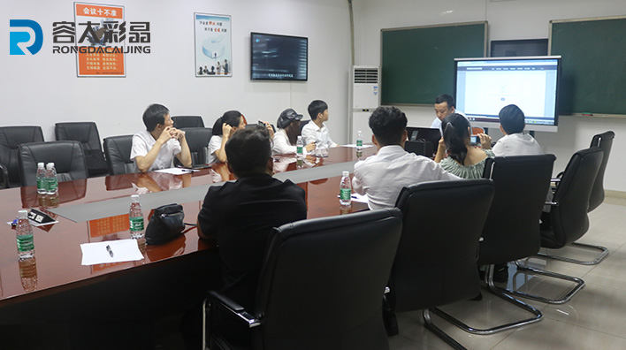 Rongda Colour Crystal Technology Director trains customer team on the software and hardware usage of multi-media touch-in-one machine！
